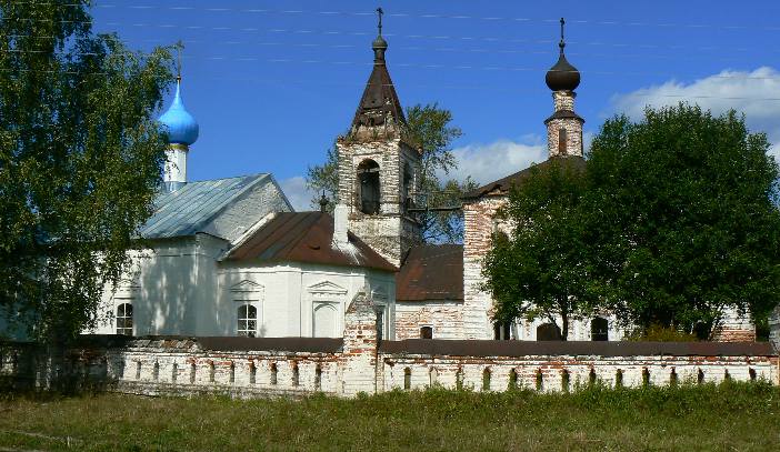 Храмовый комплекс. Церкви Феодора Стратилата и Николая Чудотворца, Антилохово (Савинский район, Ивановская область). общий вид в ландшафте, На переднем плане - храм Феодора Стратилата, на заднем - колокольня и храм свят. Николая