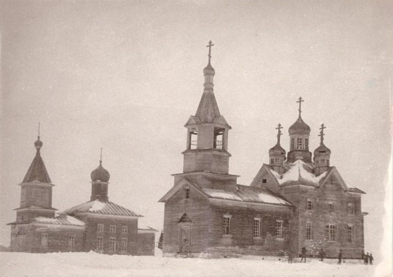 Храмовый комплекс. Церкви Покрова Пресвятой Богородицы и Богоявления Господня, Чикинская (Перемское) (Пинежский район, Архангельская область). архивная фотография, Фото второй четверти ХХ века из фондов Пинежского краеведческого музея