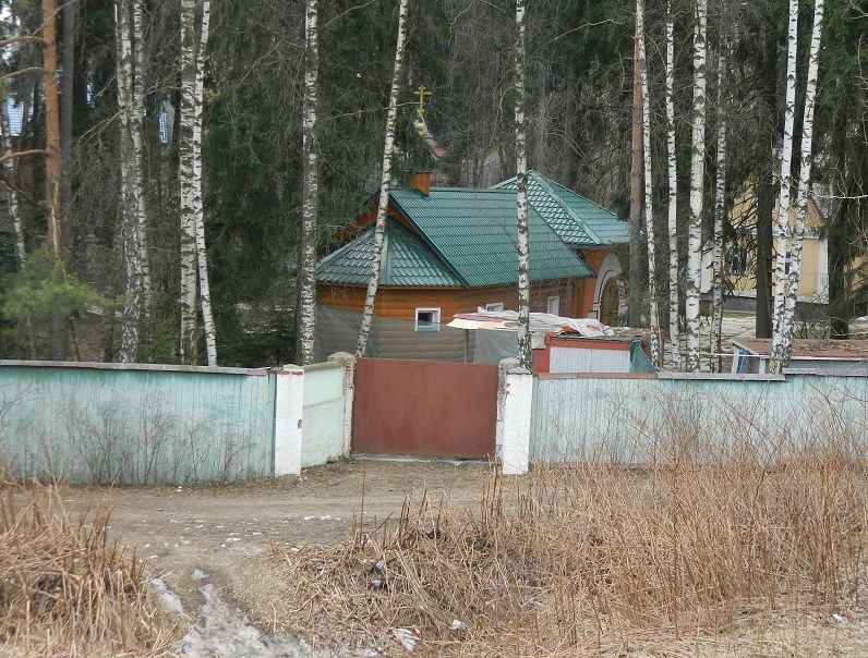 Мытищи. Неизвестная церковь. общий вид в ландшафте, Вид с насыпи Акуловского водоканала.