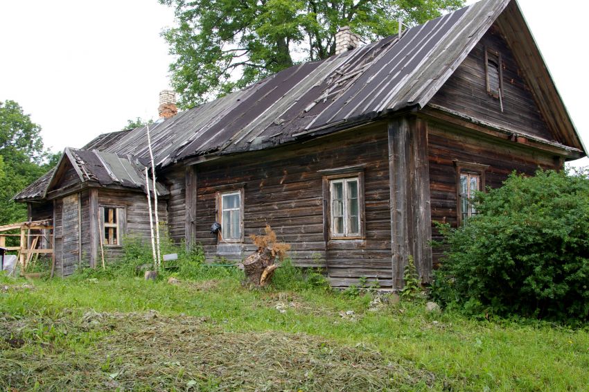 Неизвестная старообрядческая моленная, Речени (Резекненский край и г. Резекне, Латвия). общий вид в ландшафте, Дом при церкви.