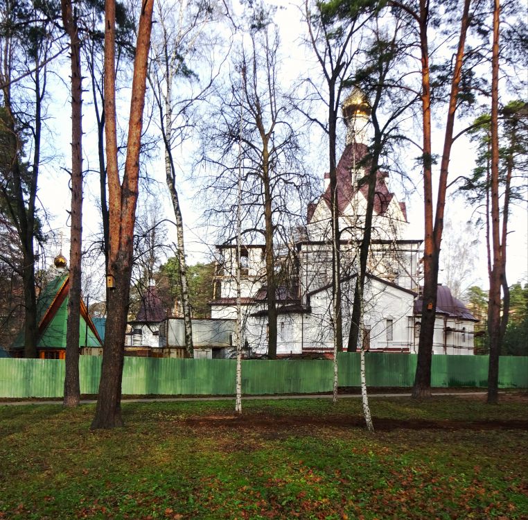 Храм-часовня Серафима Саровского в Перловке, Мытищи (Мытищинский городской округ и гг. Долгопрудный, Лобня, Московская область). общий вид в ландшафте, Часовня Серафима Саровского и Донская церковь.