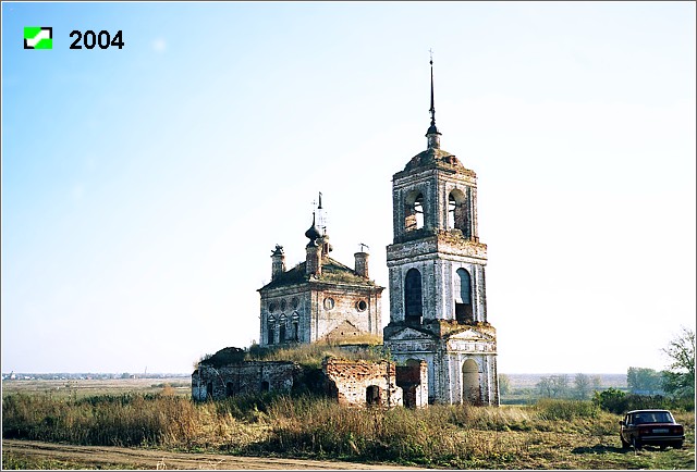 Храмовый комплекс. Церкви Флора и Лавра и Николая Чудотворца, Кибол (Суздальский район, Владимирская область). фасады, Общий вид церкви Флора и Лавра с северо-зпада. На переднем плане руины одноэтажной теплой Никольской ц. 1750г.