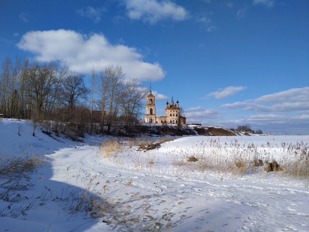 Храмовый комплекс. Церкви Флора и Лавра и Николая Чудотворца, Кибол (Суздальский район, Владимирская область). общий вид в ландшафте