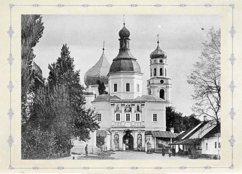 Сосновка. Богородице-Рождественская Глинская Пустынь. Надвратная церковь Иверской иконы Божией Матери. архивная фотография, Иверский храм и святые врата