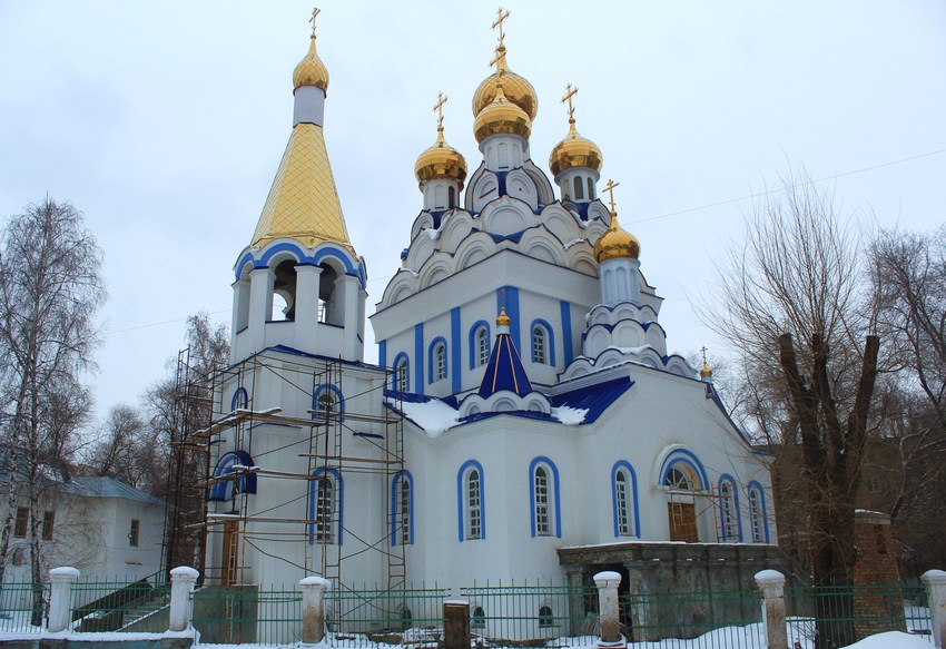 Самара. Церковь Похвалы Пресвятой Богородицы. фасады, Строительство церкви завершено, продолжается отделка звонницы и боковых крылец