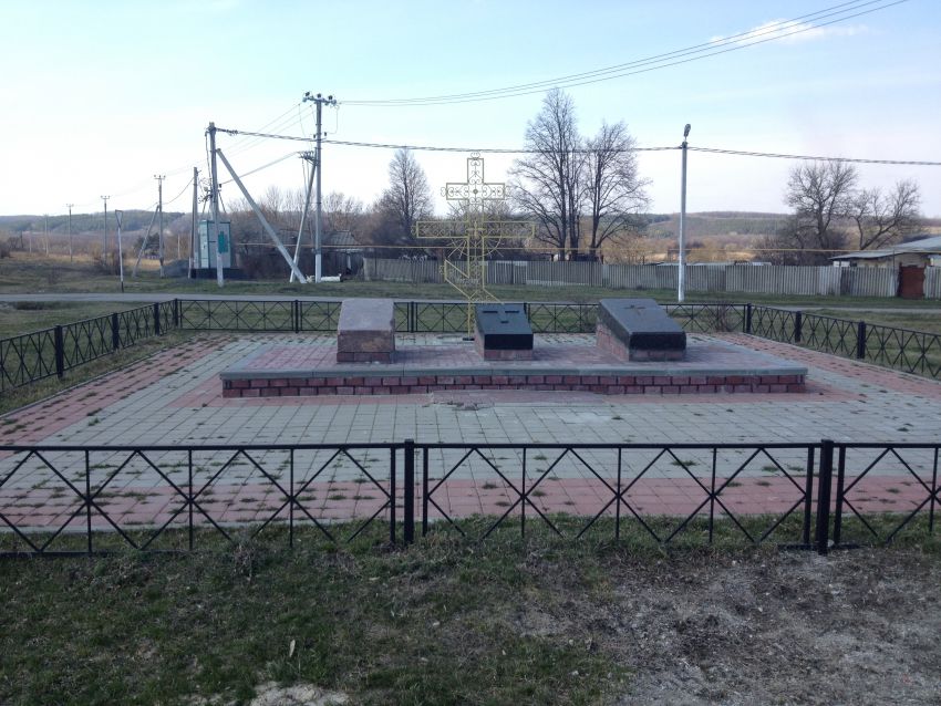 Церковь Покрова Пресвятой Богородицы, Сабынино (Яковлевский район, Белгородская область). общий вид в ландшафте, Памятный крест и надгробия семьи Волконских на месте разрушенной церкви в с. Сабынино