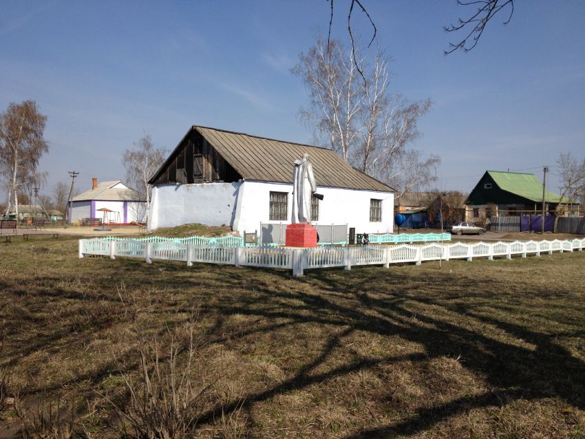 Церковь Георгия Победоносца, Киселёво (Белгородский район, Белгородская область). общий вид в ландшафте, Церковь располагалась на месте сельсовета и магазина.
