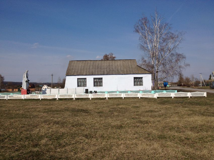 Церковь Георгия Победоносца, Киселёво (Белгородский район, Белгородская область). общий вид в ландшафте, Памятник советским войнам вблизи разрушенного храма