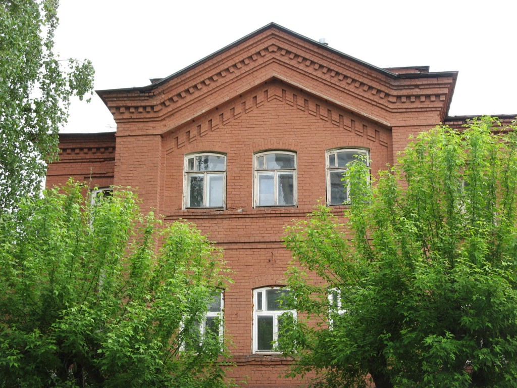 Домовая церковь Казанской иконы Божией Матери при бывшем Городском попечительства о бедных, Вятка (Киров) (Вятка (Киров), город, Кировская область). архитектурные детали, Декор верхней части основного объема церкви, над которой возвышалось шатровое завершение