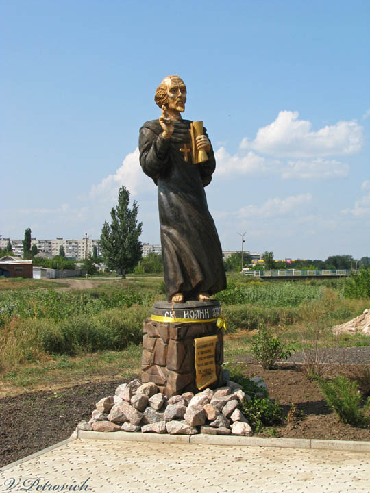 Церковь Иоанна Златоуста, Бахмут (Бахмутский район, Украина, Донецкая область). архитектурные детали, Скульптура святителя Иоанна Златоуста, вырезанная и подаренная храму одним из строителей.