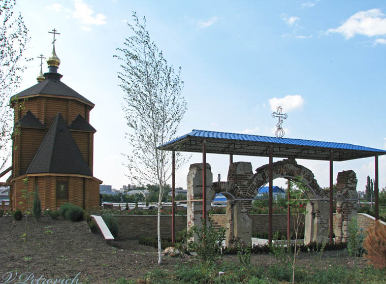 Церковь Иоанна Златоуста, Бахмут (Бахмутский район, Украина, Донецкая область). общий вид в ландшафте, Храм и Покровские ворота