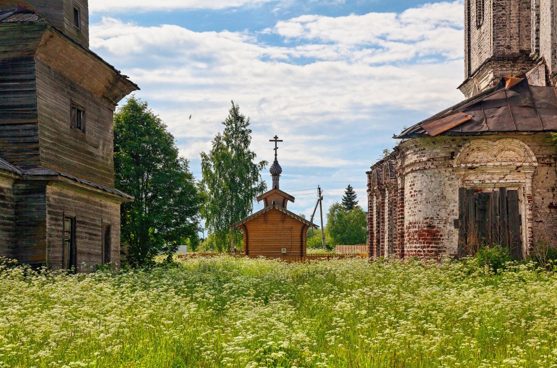 Часовня Александра Невского, Ухтома (Вашкинский район, Вологодская область). общий вид в ландшафте