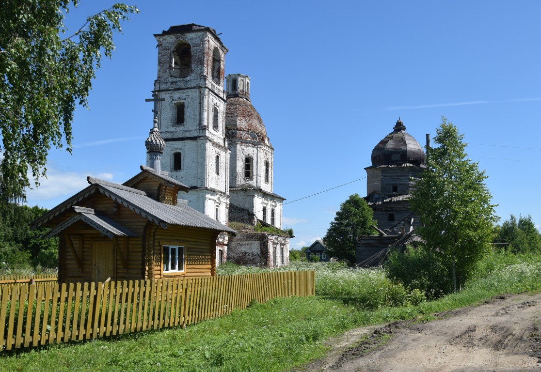 Часовня Александра Невского, Ухтома (Вашкинский район, Вологодская область). общий вид в ландшафте