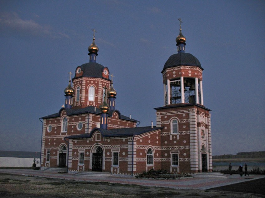 Самородки. Богородице-Казанский Жадовский мужской монастырь. Собор Казанской иконы Божией Матери (новый). общий вид в ландшафте