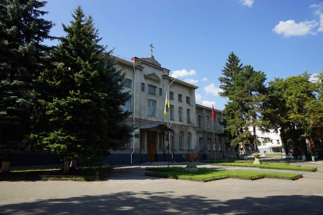 Домовая церковь Сошествия Святого Духа при бывшей Александровской гимназии, Сумы (Сумской район, Украина, Сумская область). общий вид в ландшафте