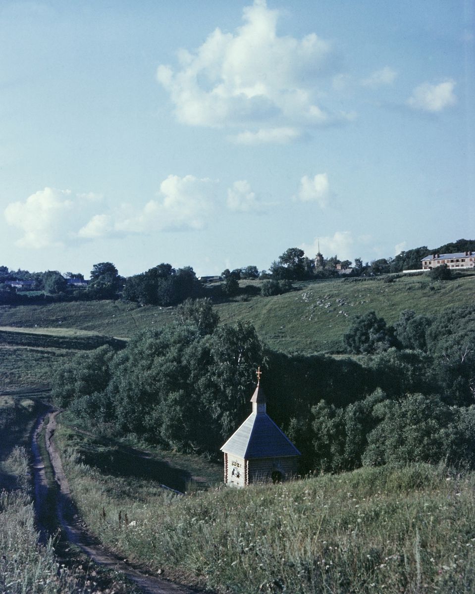 Вдали просматривается церковь, дополнительная информация. Часовня Казанской иконы Божией Матери, Осаново (Новомосковский район, Тульская область)