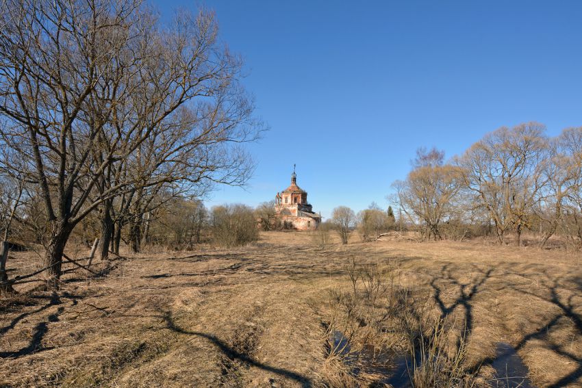 Кононово. Церковь Покрова Пресвятой Богородицы. общий вид в ландшафте, Вид с дороги