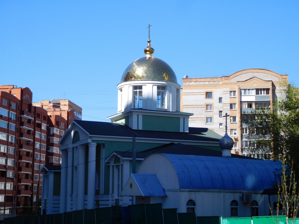 Самара. Церковь Марии Египетской на Пятой просеке. фасады, на переднем плане временная церковь