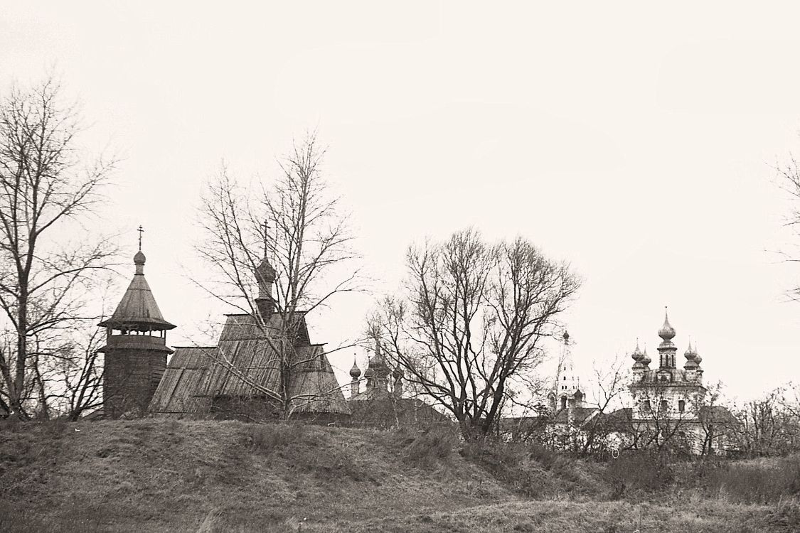 Церковь Покрова Пресвятой Богородицы из села Чернокулово, Юрьев-Польский (Юрьев-Польский район, Владимирская область). фасады, Церковь в панораме валов и монастыря