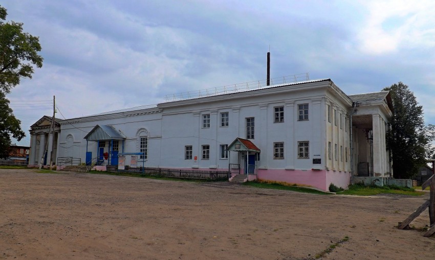 Церковь Покрова Пресвятой Богородицы, Чёрная Холуница (Омутнинский район, Кировская область). общий вид в ландшафте