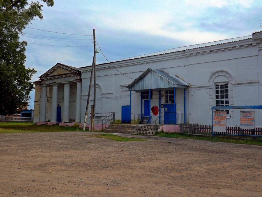 Чёрная Холуница. Церковь Покрова Пресвятой Богородицы. фасады, Здание бывшей церкви. От пристроенного позже помещения отличается характерными полукруглыми верхними половинами оконных проемов