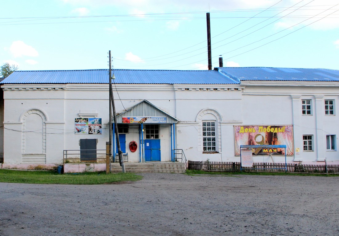 Церковь Покрова Пресвятой Богородицы, Чёрная Холуница (Омутнинский район, Кировская область). архитектурные детали, Хорошо видно, где трапезная соприкасается с пристройкой советского времени.