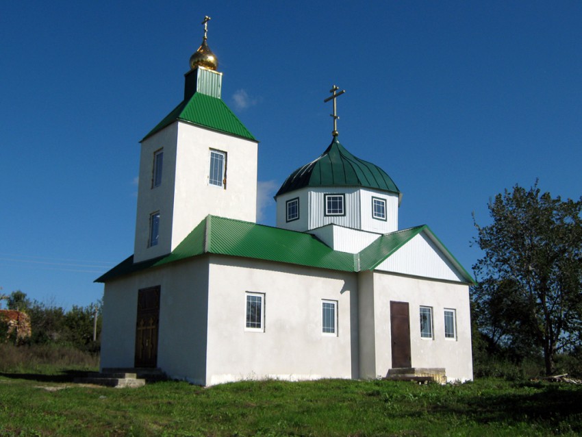 Церковь Троицы Живоначальной (новая), Большая Верейка (Рамонский район, Воронежская область). общий вид в ландшафте, Новая церковь рядом с руинами старой