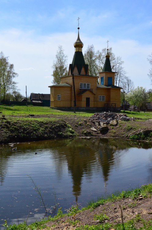 Павловка. Церковь Воздвижения Креста Господня. общий вид в ландшафте