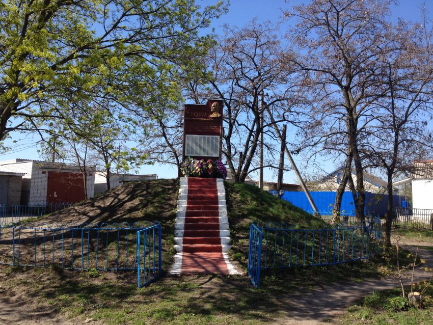 Церковь Димитрия Солунского, Рышково (Курский район, Курская область). общий вид в ландшафте, памятник воинам односельчанам на месте разрушенной церкви в с. Рышково