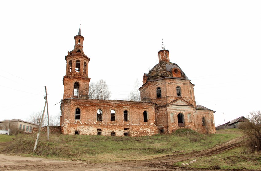 Лудяна. Церковь Спаса Преображения. общий вид в ландшафте