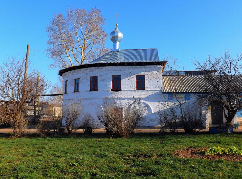 Церковь Благовещения Пресвятой Богородицы, Полом (Кирово-Чепецкий район, Кировская область). общий вид в ландшафте, В связи с тем, что старое здание церкви разрушено, новую церковь разместили в здании бывшей церковно-приходской школы. В другом крыле здания расположены магазины.