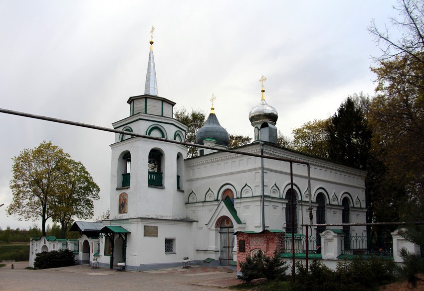 Псков. Церковь Николая Чудотворца в Любятове. общий вид в ландшафте