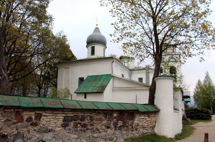 Псков. Церковь Николая Чудотворца в Любятове. общий вид в ландшафте