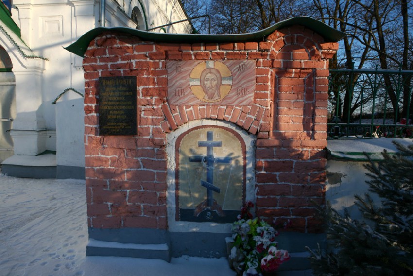 Церковь Николая Чудотворца в Любятове, Псков (Псков, город, Псковская область). дополнительная информация, Памятный знак возле церкви