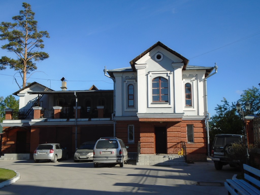Собор Рождества Пресвятой Богородицы, Новосибирск (Новосибирск, город, Новосибирская область). дополнительная информация, Церковный хозяйственный корпус с большой трапезной