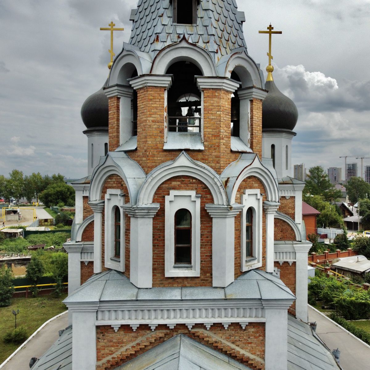 Собор Рождества Пресвятой Богородицы, Новосибирск (Новосибирск, город, Новосибирская область). архитектурные детали, Ярус звона с запада 