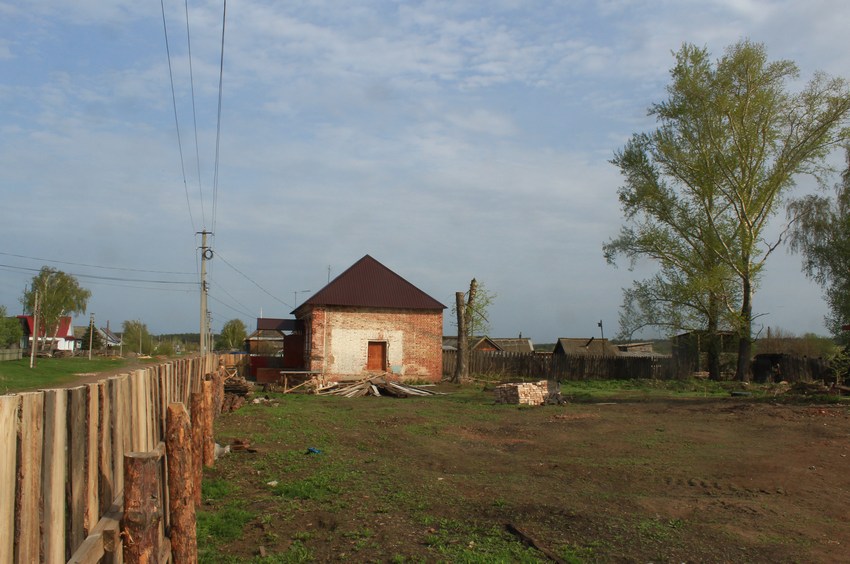 Большая Кандала. Неизвестный молитвенный дом. общий вид в ландшафте, Вид от главного сельского перекрестка