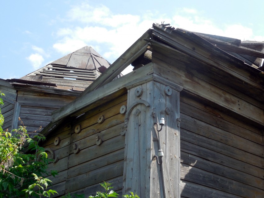 Церковь Спаса Нерукотворного Образа, Ачи (Тюлячинский район, Республика Татарстан). архитектурные детали, Остатки декора на внешней части северной стены