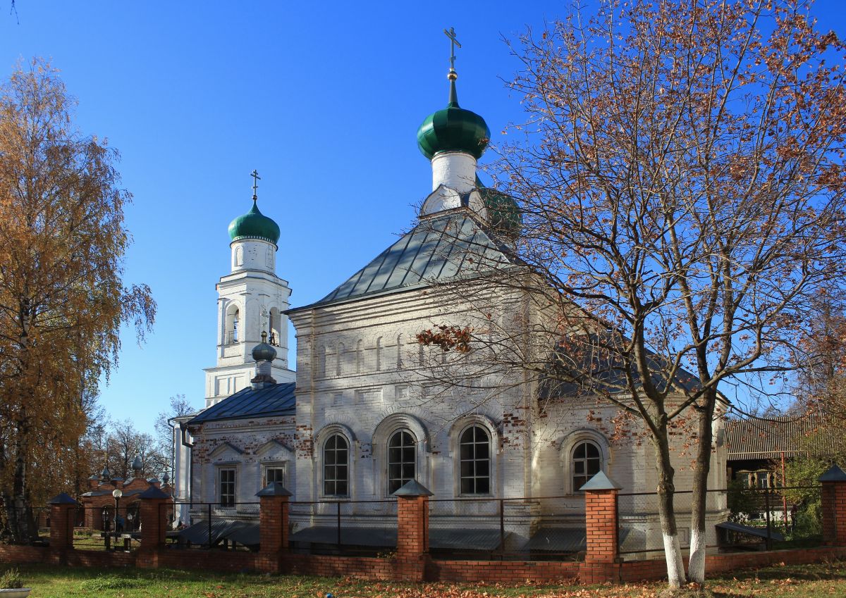 Церковь Владимира равноапостольного, Семёнов (Семёновский ГО, Нижегородская область). фасады, Вид с юго-востока, позади видна Всехсвятская церковь