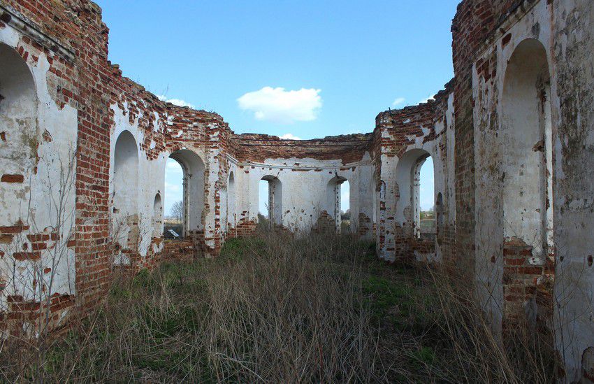 Церковь Успения Пресвятой Богородицы, Княжуха (Сурский район, Ульяновская область). интерьер и убранство, Внутреннее помещение церкви, перегородки между трапезной, наосом и алтарем и убранство полностью утрачены