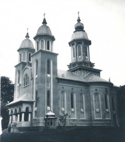 Черновцы. Церковь Троицы Живоначальной