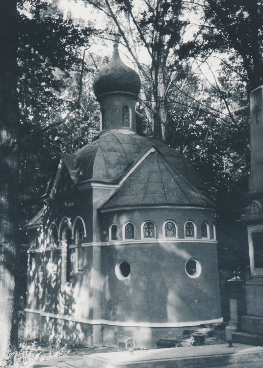 Черновцы. Церковь Трех Святителей на кладбище. фасады