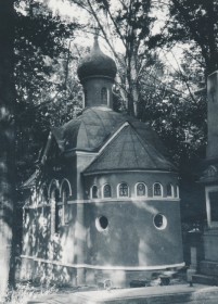 Черновцы. Церковь Трех Святителей на кладбище
