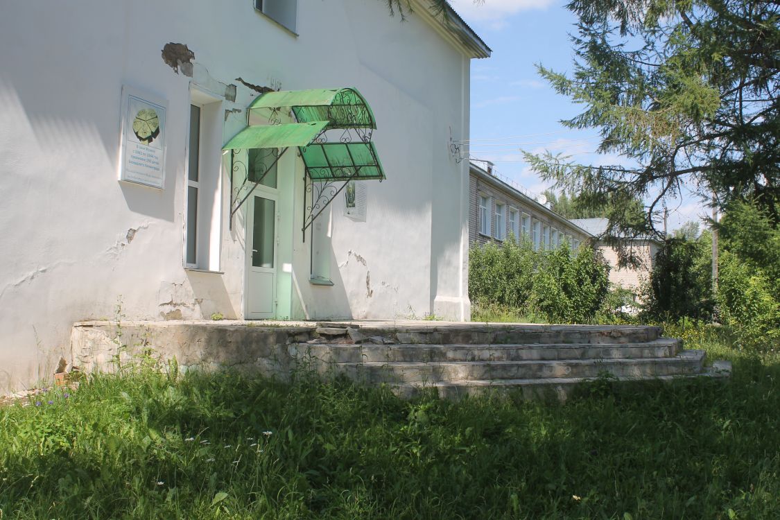 Церковь Благовещения Пресвятой Богородицы, Мухино (Зуевский район, Кировская область). архитектурные детали, Крыльцо сделано по останцу алтарной стены.