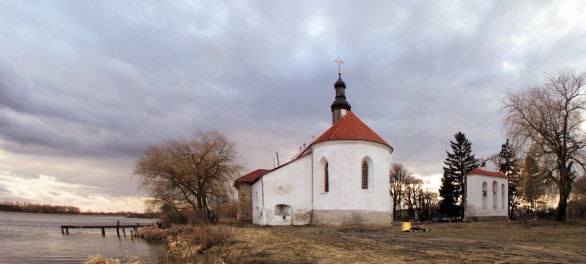 Староконстантинов. Церковь Троицы Живоначальной в замке. общий вид в ландшафте, панорама реконструированной церкви