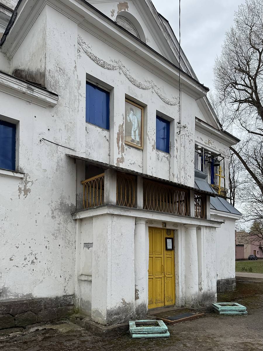 Вход в помещение церкви, архитектурные детали. Церковь Серафима Саровского, Межево (Оршанский район, Беларусь, Витебская область)