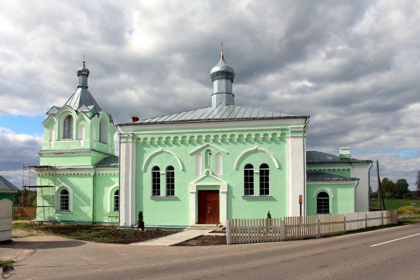 Монастырь. Церковь Троицы Живоначальной. общий вид в ландшафте