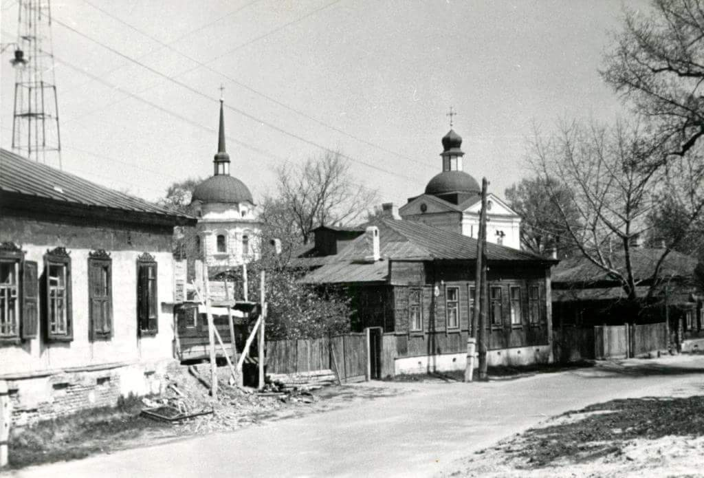 Церковь Воскресения Христова, Чернигов (Черниговский район, Украина, Черниговская область). архивная фотография, Вид на две церкви: Григория Армянского (в колокольне Воскресенской церкви) и Воскресенскую с ул. Муринсона (ныне ул. Воскресенская), 1970 г.