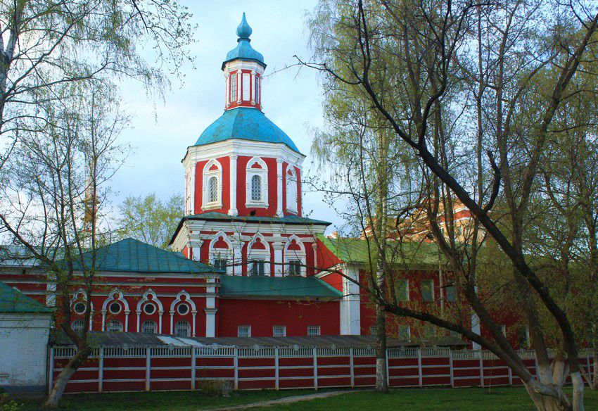 Саранск. Церковь Трёх Святителей. общий вид в ландшафте, Вид с южной стороны, из парка