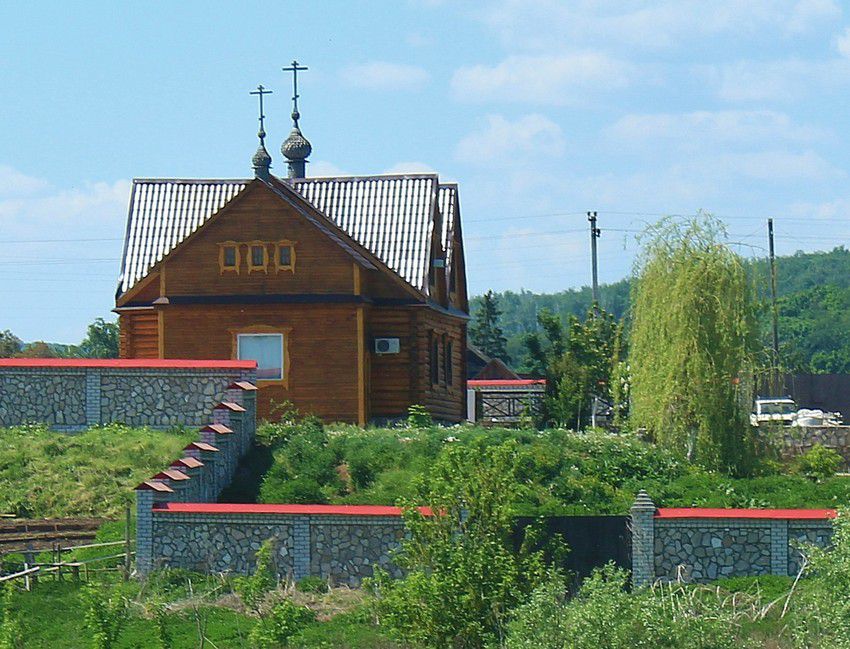 Подгоры. Заволжский Ильинский женский монастырь. Церковь Анастасии Узорешительницы в игуменском доме. фасады, Вид с востока, от дороги к причалу Подгоры